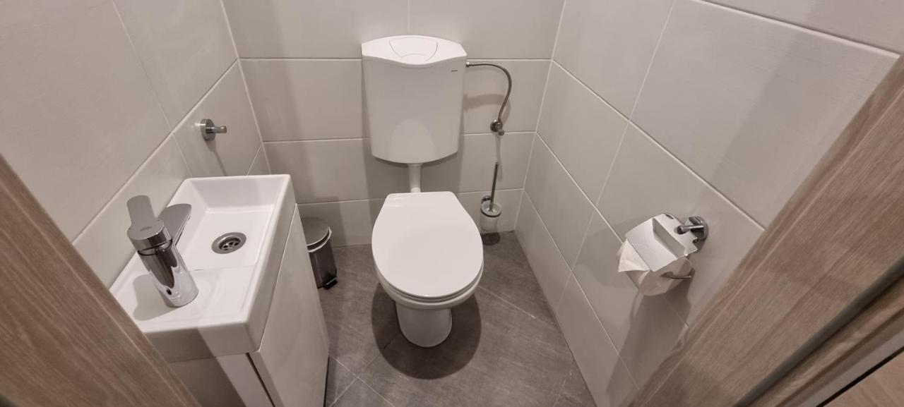 Hos-Cegledi Vendeghaz Miskolc -Oenallo Otthon, Mely Csak Az Oenoeke Zewnętrze zdjęcie